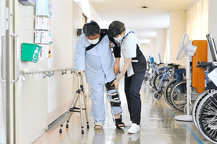 松葉杖で歩行練習